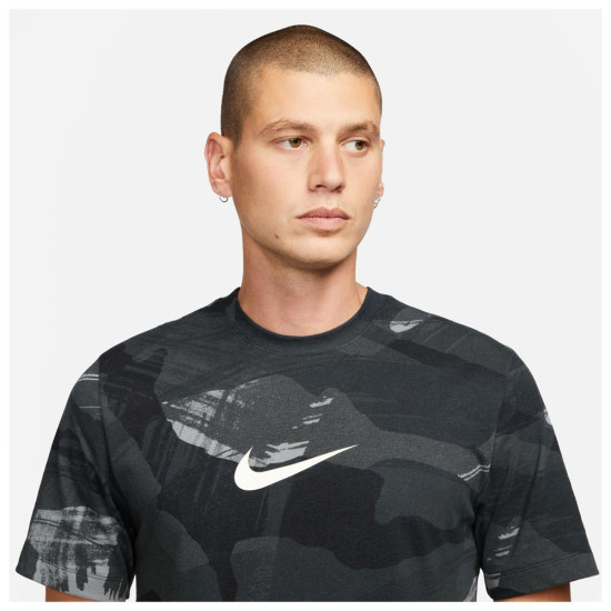 Nike Ανδρική κοντομάνικη μπλούζα Camo AOP Nike Ανδρική κοντομάνικη μπλούζα Camo AOP